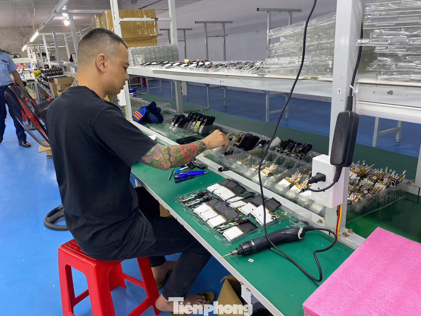 Hiện trường công nhân tại xưởng đang lắp ráp sản phẩm điện thoại di động. Hiện trường công nhân tại xưởng đang lắp ráp sản phẩm điện thoại di động.