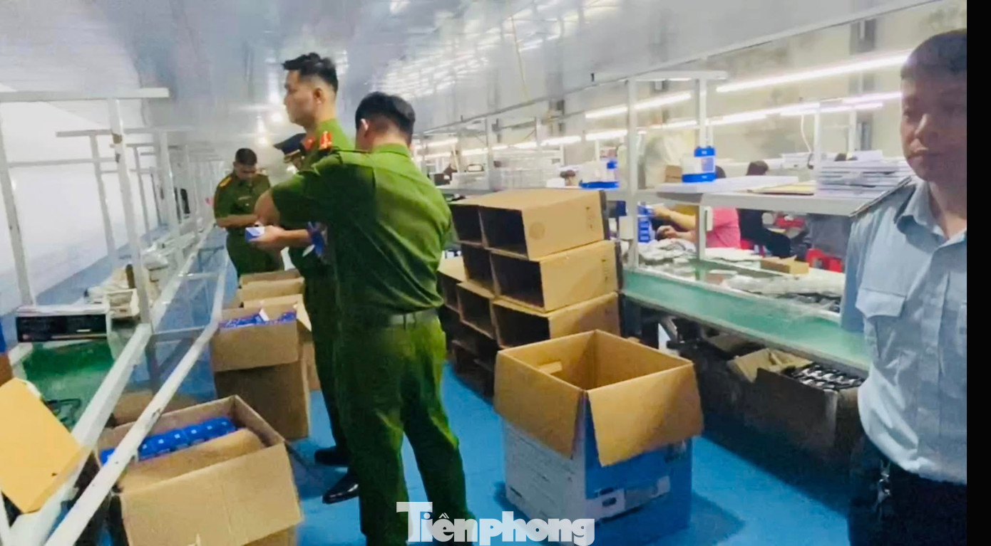 Lực lượng chức năng tiến hành kiểm tra, thu giữ tang vật. Lực lượng chức năng tiến hành kiểm tra, thu giữ tang vật.