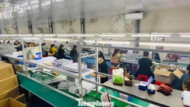 Tại xưởng có gần 50 công nhân đang làm việc, sản xuất điện thoại "chui". Tại xưởng có gần 50 công nhân đang làm việc, sản xuất điện thoại "chui".