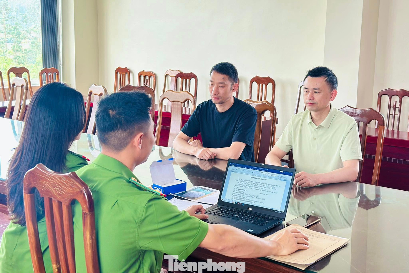 Hai đối tượng người Trung Quốc làm việc với lực lượng chức năng. Hai đối tượng người Trung Quốc làm việc với lực lượng chức năng.