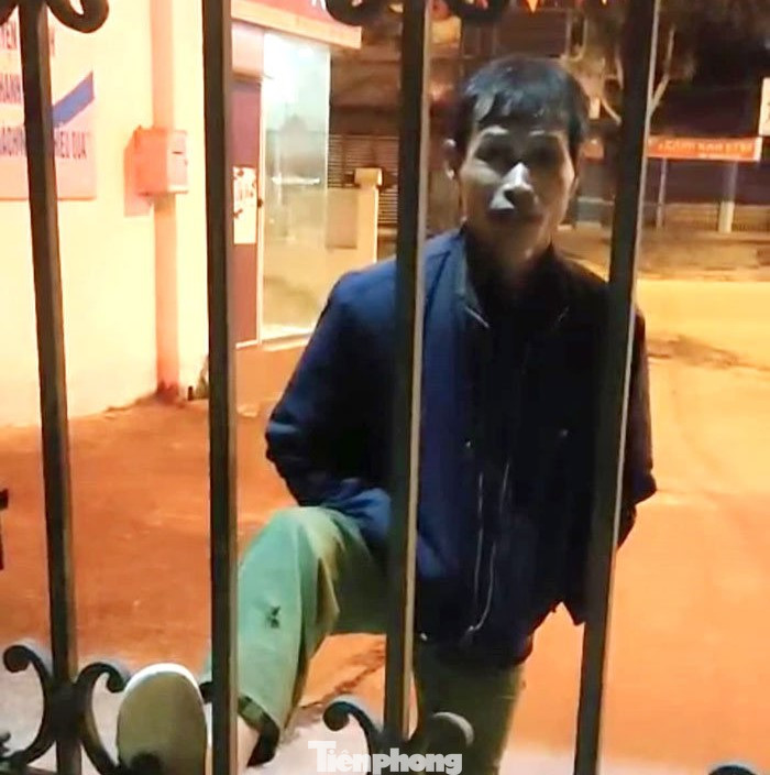 Đối tượng Đinh Văn Cúc gây rối tại cổng cơ quan công an huyện (ảnh do công an Lạng Sơn cung cấp) Đối tượng Đinh Văn Cúc gây rối tại cổng cơ quan công an huyện (ảnh do công an Lạng Sơn cung cấp)