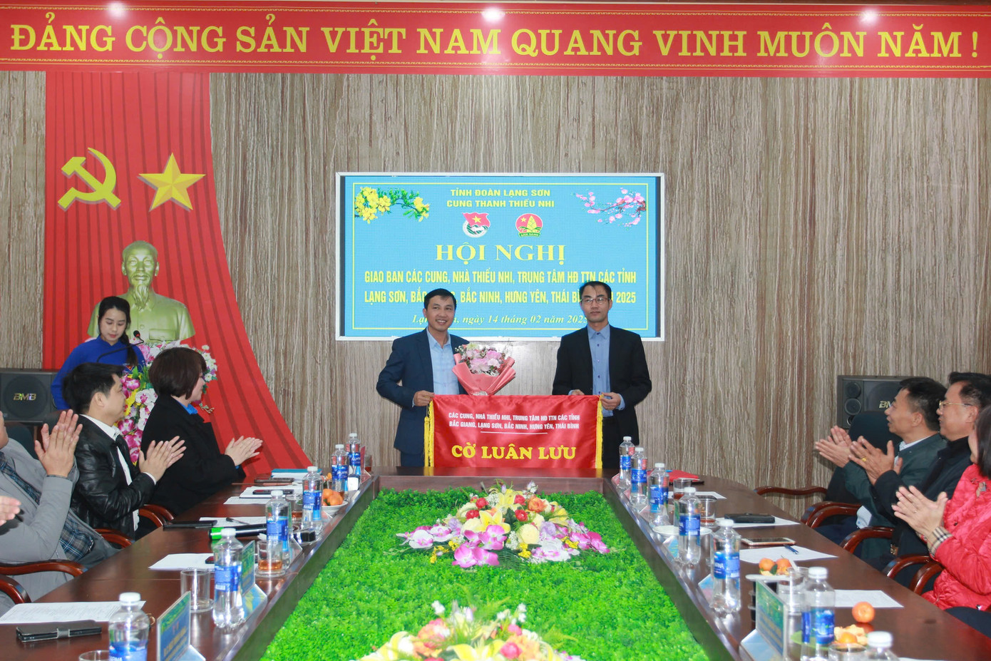 Trao cờ luân lưu đơn vị đăng cai năm 2026 cho đại diện tỉnh Bắc Ninh.