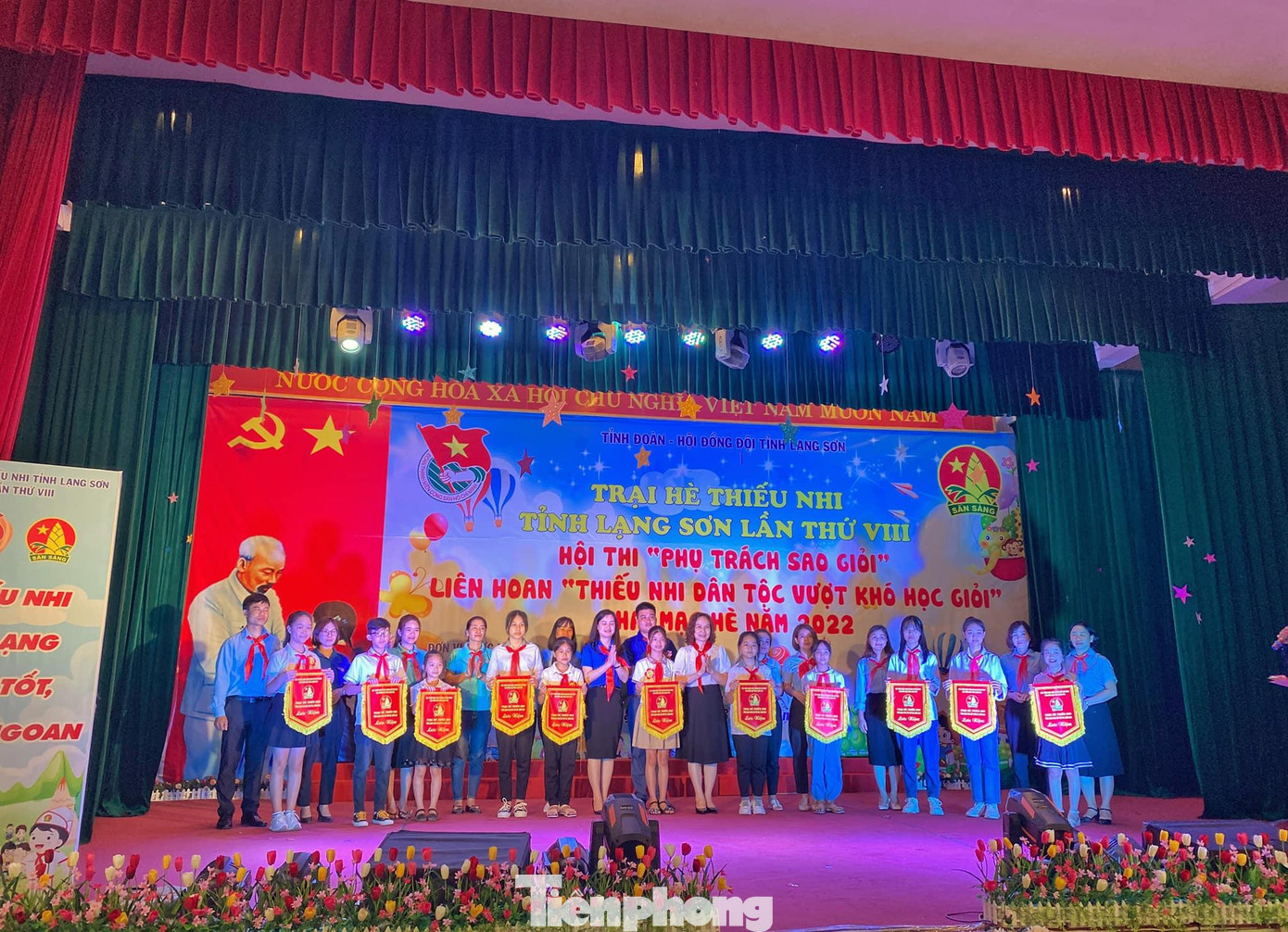 Các Liên đội xuất sắc nhận cờ lưu niệm -Ảnh: Duy Chiến Các Liên đội xuất sắc nhận cờ lưu niệm -Ảnh: Duy Chiến