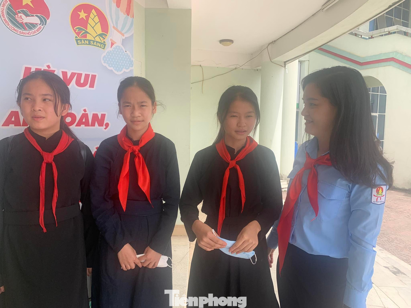 Chị Đinh Thị Anh Thư, Bí thư Tỉnh Đoàn, Chủ tịch Hội đồng Đội tỉnh Lạng Sơn (bìa phải) trò chuyện ân cần với các thiếu nhi người dân tộc thiểu số Chị Đinh Thị Anh Thư, Bí thư Tỉnh Đoàn, Chủ tịch Hội đồng Đội tỉnh Lạng Sơn (bìa phải) trò chuyện ân cần với các thiếu nhi người dân tộc thiểu số