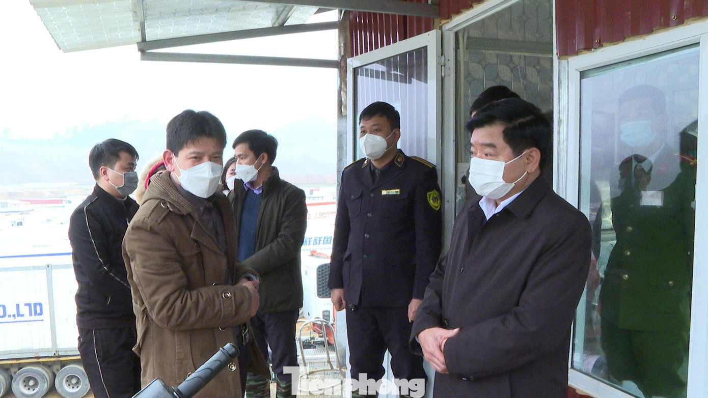 Ông Lê Trí Thức, Bí thư huyện ủy Cao Lộc (ngoài cùng bìa phải) thăm, kiểm tra công tác tại Bãi trung chuyển hàng hóa -Ảnh: Duy Chiến Ông Lê Trí Thức, Bí thư huyện ủy Cao Lộc (ngoài cùng bìa phải) thăm, kiểm tra công tác tại Bãi trung chuyển hàng hóa -Ảnh: Duy Chiến
