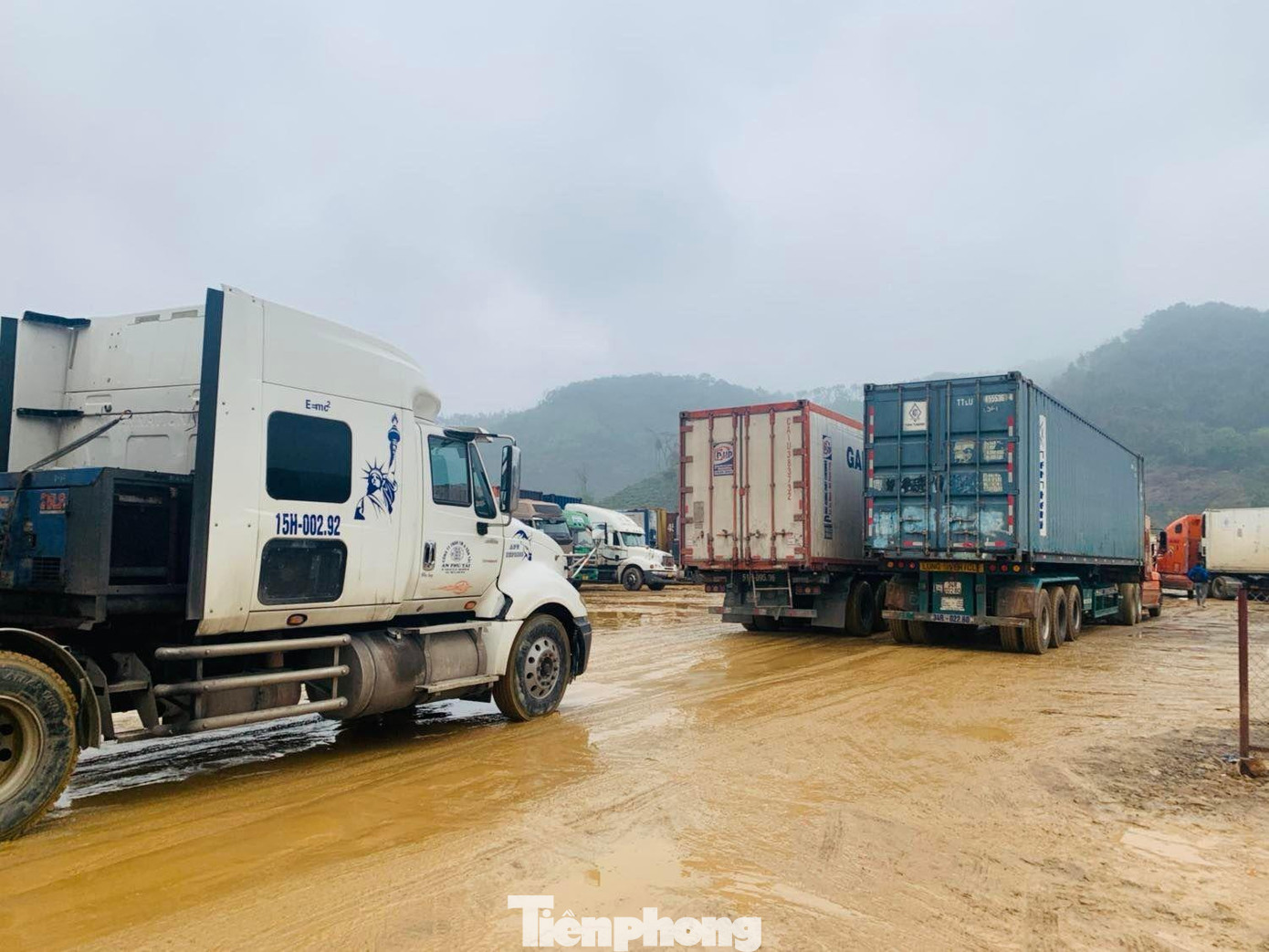 Tại tỉnh Lạng Sơn vẫn còn tồn ứ khoảng 1500 xe hàng chờ xuất khẩu, nếu không xử lý nghiêm minh các vụ việc sai phạm thì tiêu cực sẽ manh nha, tiếp tục xảy ra các hành vi hoán đổi, mua bán "lốt" xe xuất khẩu -Ảnh: Duy Chiến Tại tỉnh Lạng Sơn vẫn còn tồn ứ khoảng 1500 xe hàng chờ xuất khẩu, nếu không xử lý nghiêm minh các vụ việc sai phạm thì tiêu cực sẽ manh nha, tiếp tục xảy ra các hành vi hoán đổi, mua bán "lốt" xe xuất khẩu -Ảnh: Duy Chiến