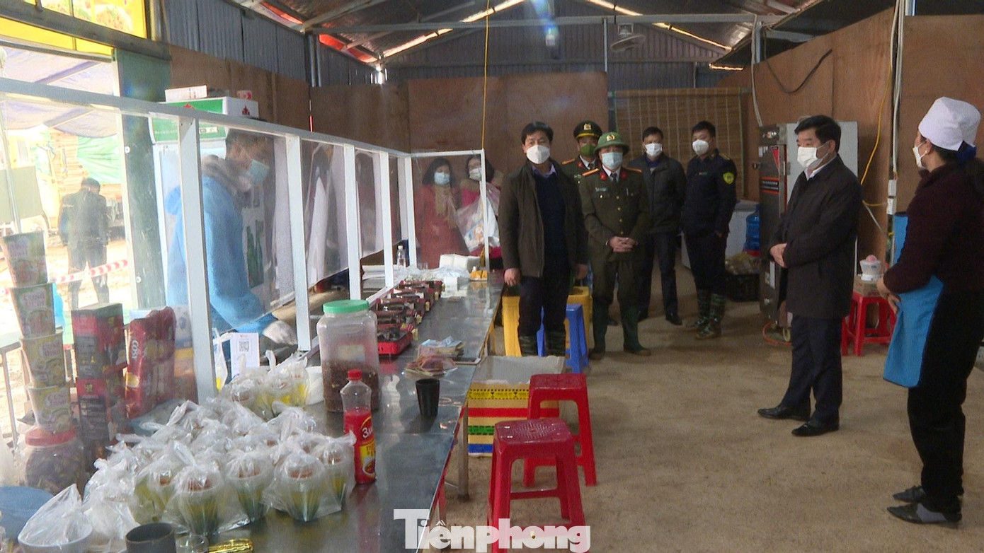 Đoàn kiểm tra của lãnh đạo huyện Cao Lộc quan tâm đến chất lượng, giá cả, vệ sinh an toàn thực phẩm của các nhu yếu phẩm phục vụ cán bộ làm việc cũng như lái xe đường dài -Ảnh: Duy Chiến Đoàn kiểm tra của lãnh đạo huyện Cao Lộc quan tâm đến chất lượng, giá cả, vệ sinh an toàn thực phẩm của các nhu yếu phẩm phục vụ cán bộ làm việc cũng như lái xe đường dài -Ảnh: Duy Chiến