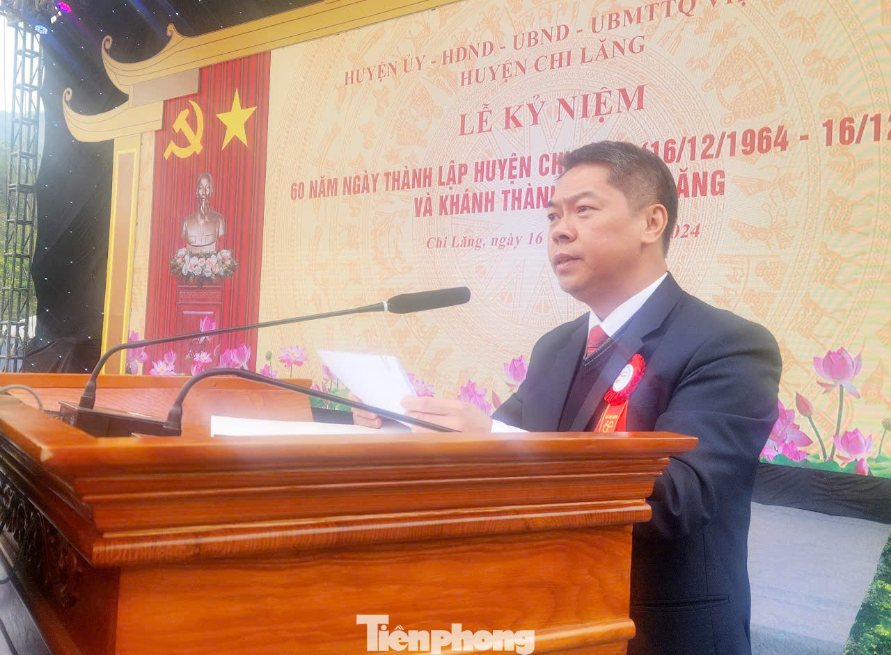 Phó Chủ tịch UBND tỉnh Lạng Sơn Đoàn Thanh Sơn mong muốn hào khí Chi Lăng lan truyền mạnh mẽ để huyện Chi Lăng giành nhiều thành tựu to lớn hơn nữa, xây dựng địa phương ngày càng giàu đẹp. Phó Chủ tịch UBND tỉnh Lạng Sơn Đoàn Thanh Sơn mong muốn hào khí Chi Lăng lan truyền mạnh mẽ để huyện Chi Lăng giành nhiều thành tựu to lớn hơn nữa, xây dựng địa phương ngày càng giàu đẹp.