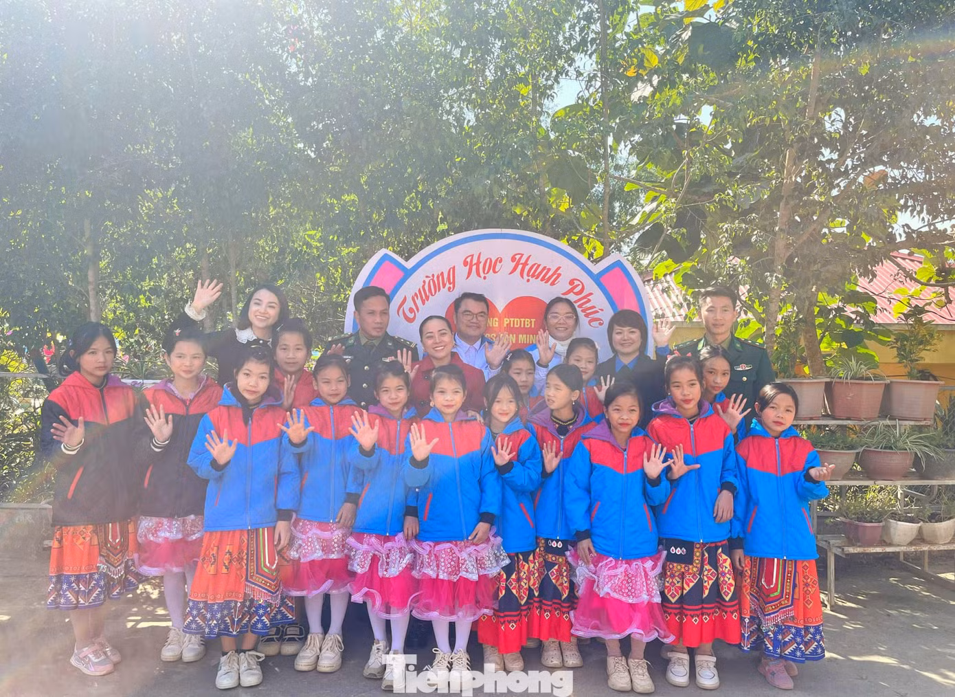 Các em học sinh Lạng Sơn hân hoan đón chào anh chị các tỉnh, thành đến với biên cương xứ Lạng. Ảnh: Duy Chiến Các em học sinh Lạng Sơn hân hoan đón chào anh chị các tỉnh, thành đến với biên cương xứ Lạng. Ảnh: Duy Chiến
