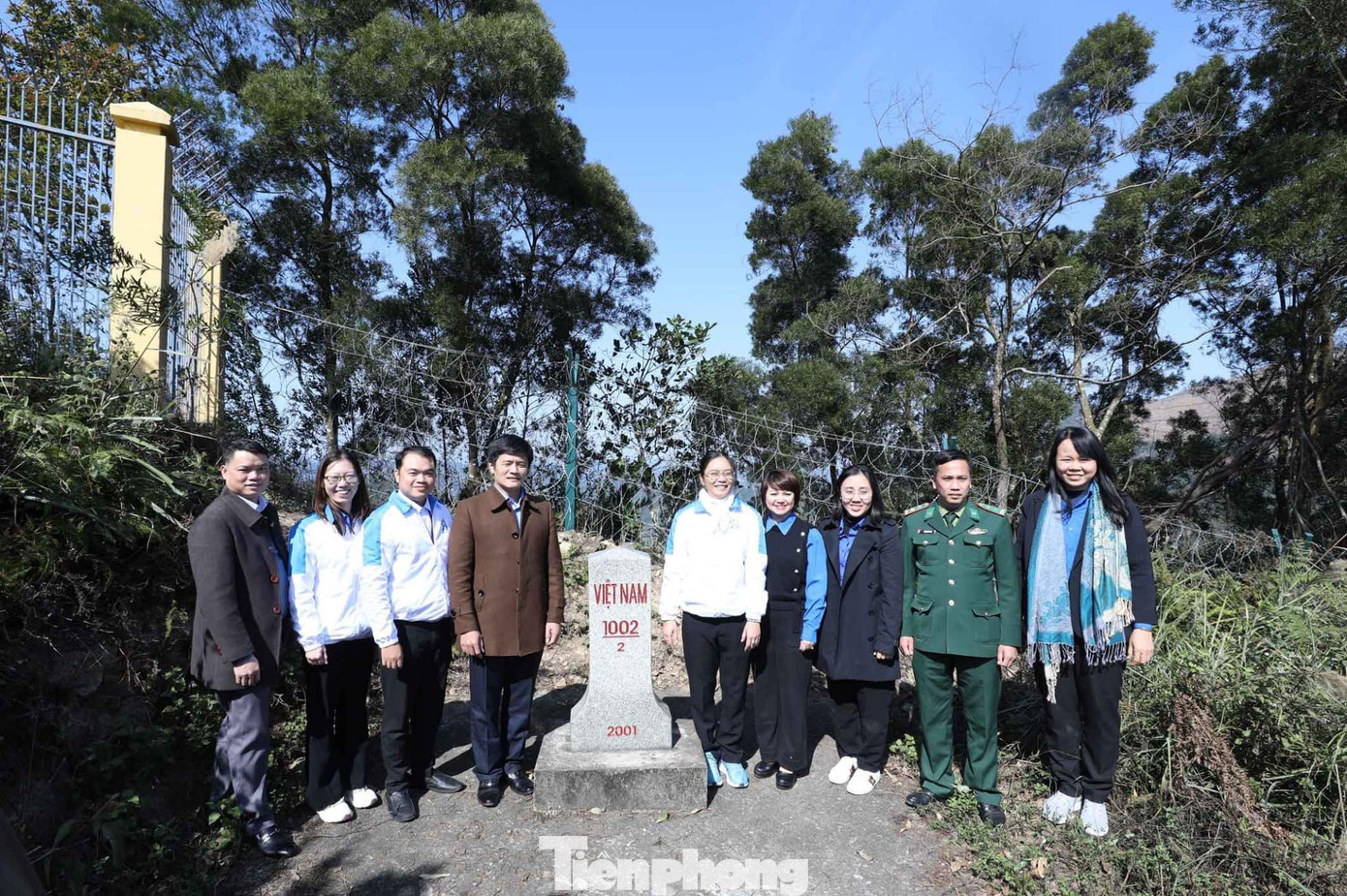 Tuổi trẻ hai tỉnh Bà Rịa- Vũng Tàu và Lạng Sơn bên cột mốc 1002 Tràng Định, Lạng Sơn. Ảnh: Duy Chiến