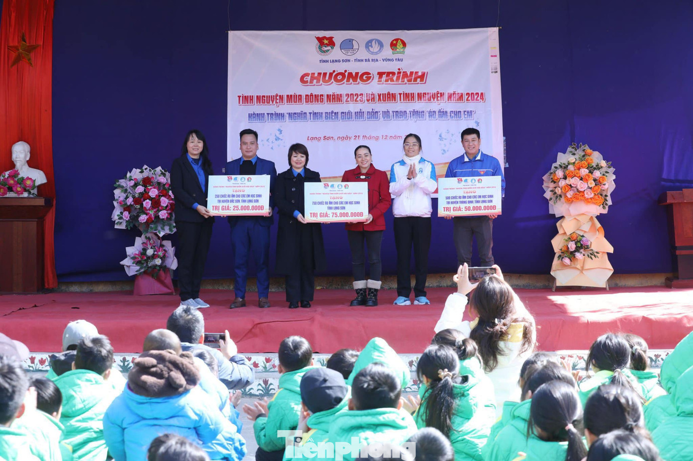 Tuổi trẻ Bà Rịa- Vũng Tàu trao quà cho tuổi trẻ và học sinh Lạng Sơn. Ảnh: Duy Chiến