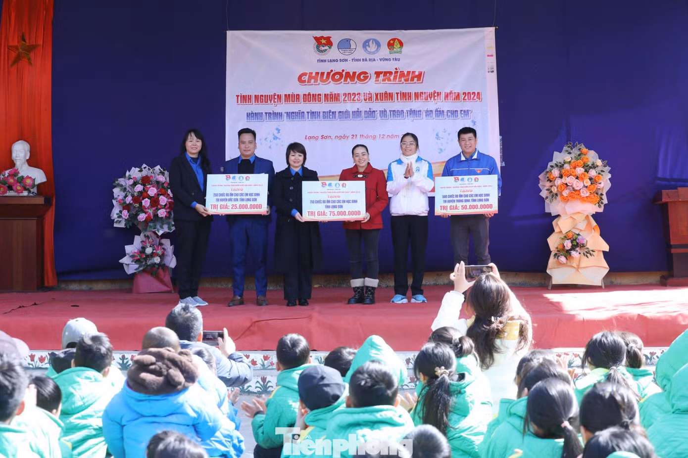 Tuổi trẻ Bà Rịa- Vũng Tàu trao quà cho tuổi trẻ và học sinh Lạng Sơn. Ảnh: Duy Chiến Tuổi trẻ Bà Rịa- Vũng Tàu trao quà cho tuổi trẻ và học sinh Lạng Sơn. Ảnh: Duy Chiến