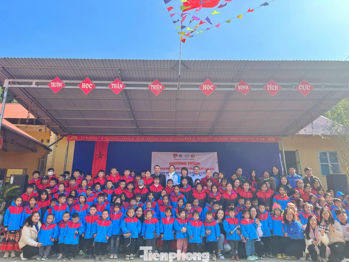 Các em thiếu nhi xứ Lạng diện áo ấm của tuổi trẻ Bà Rịa- Vũng Tàu. Ảnh: Duy Chiến