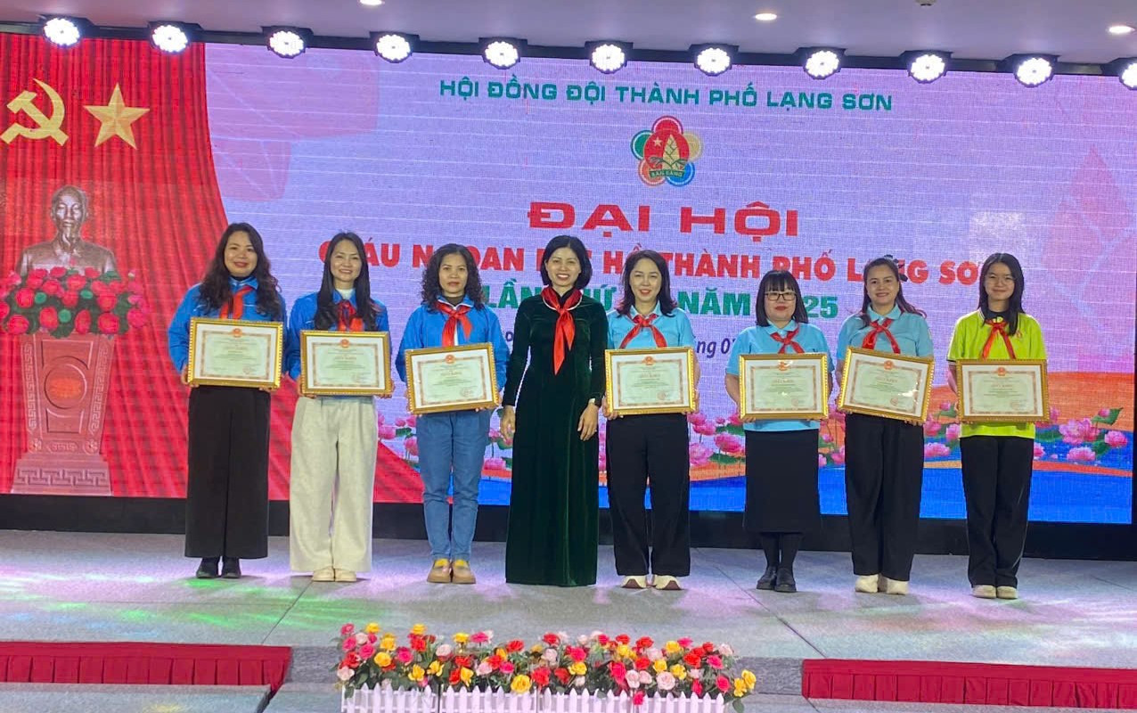 Các Tổng phụ trách Đội xuất sắc nhận Giấy khen của thành phố Lạng Sơn. Các Tổng phụ trách Đội xuất sắc nhận Giấy khen của thành phố Lạng Sơn.