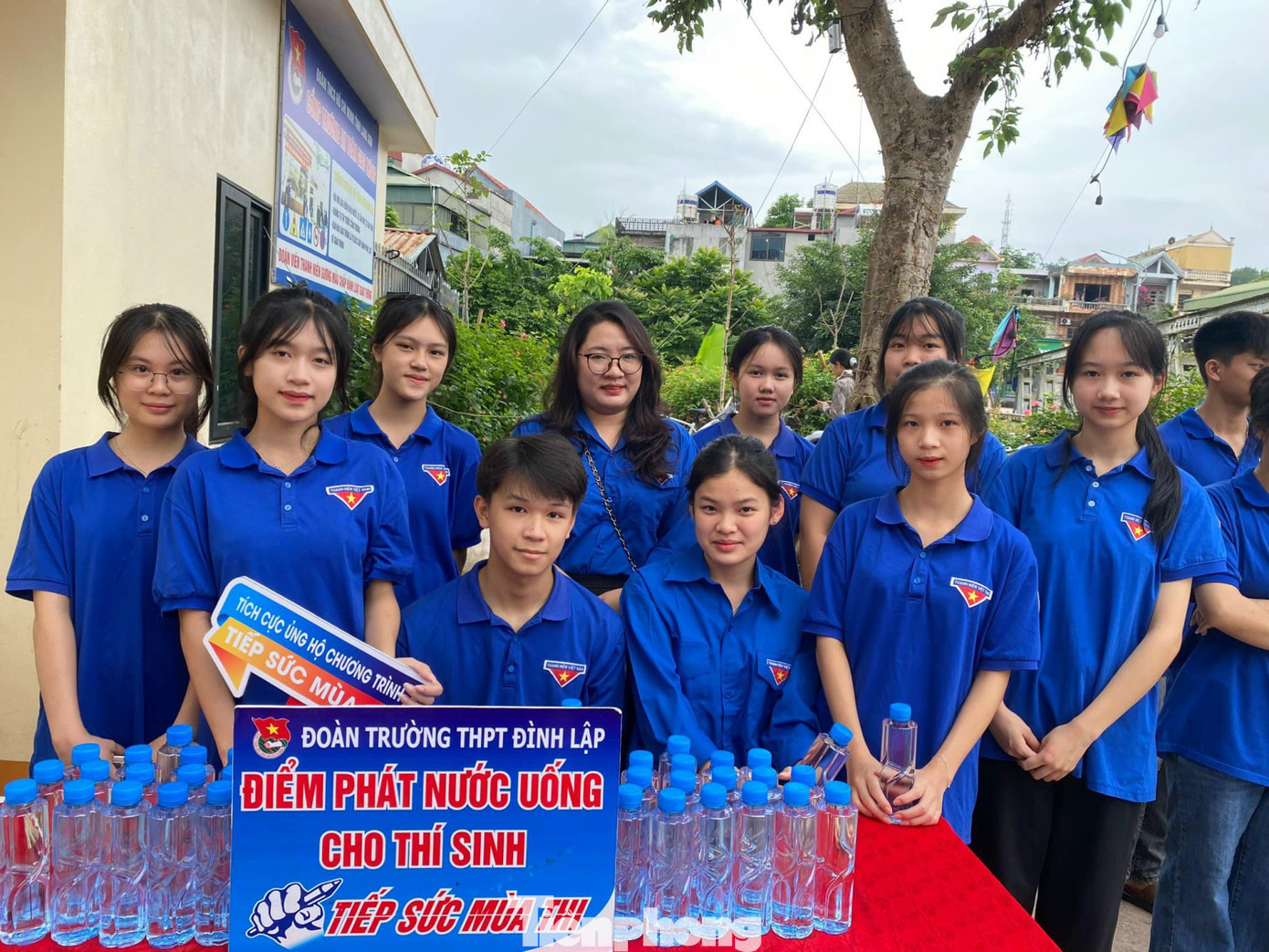 Tại các điểm thi có phát nước uống miễn phí cho học sinh.