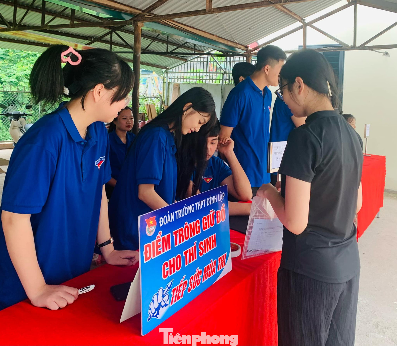 Điểm trông giữ đồ cho thí sinh yên tâm thi cử.