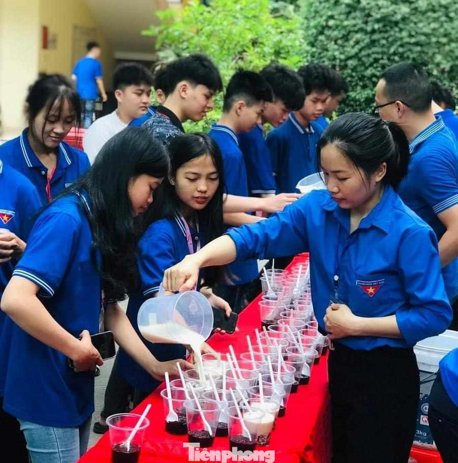 Các tình nguyện viên nấu chè, chuẩn bị nước ngọt tiếp sức mùa thi.