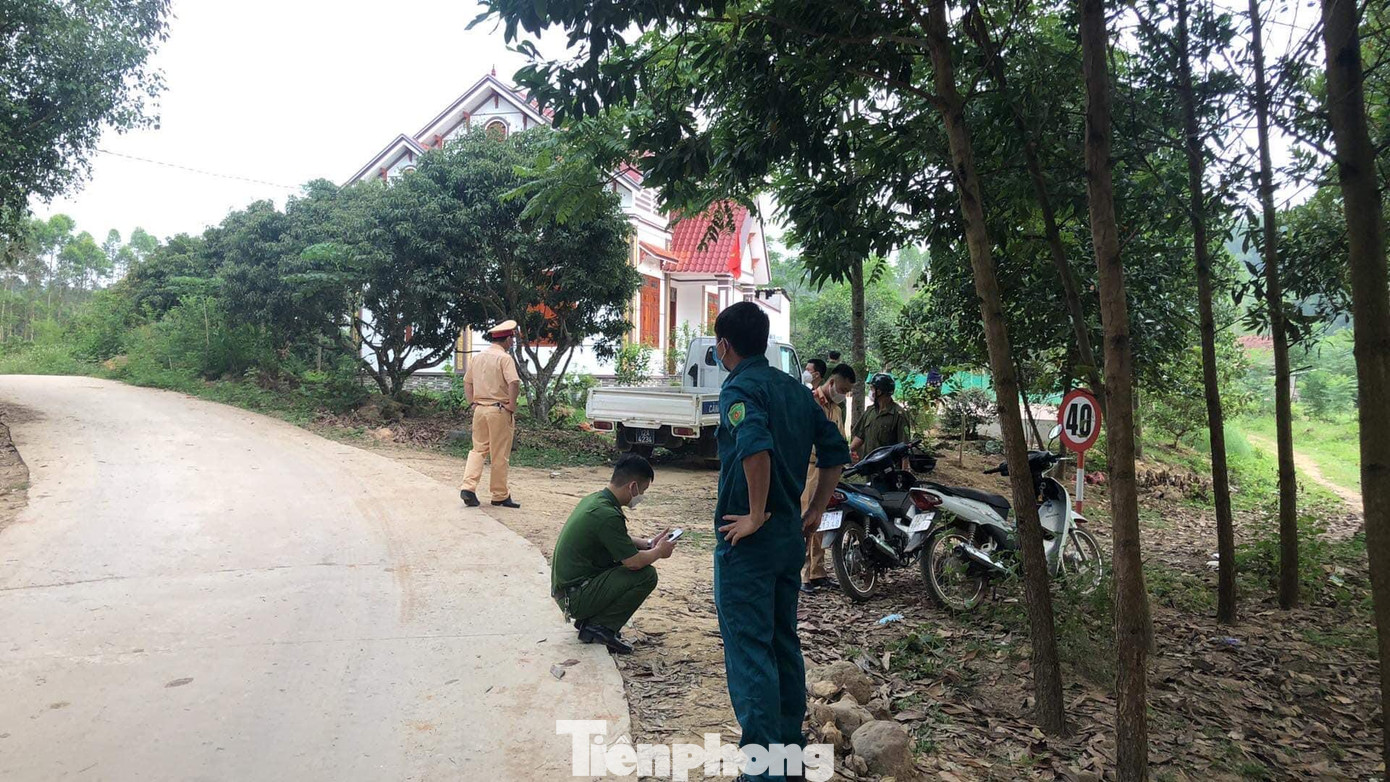 Lực lượng chức năng địa phương kiểm tra, kiểm soát chặt chẽ người và phương tiện qua lại địa bàn .Ảnh: V. Lực