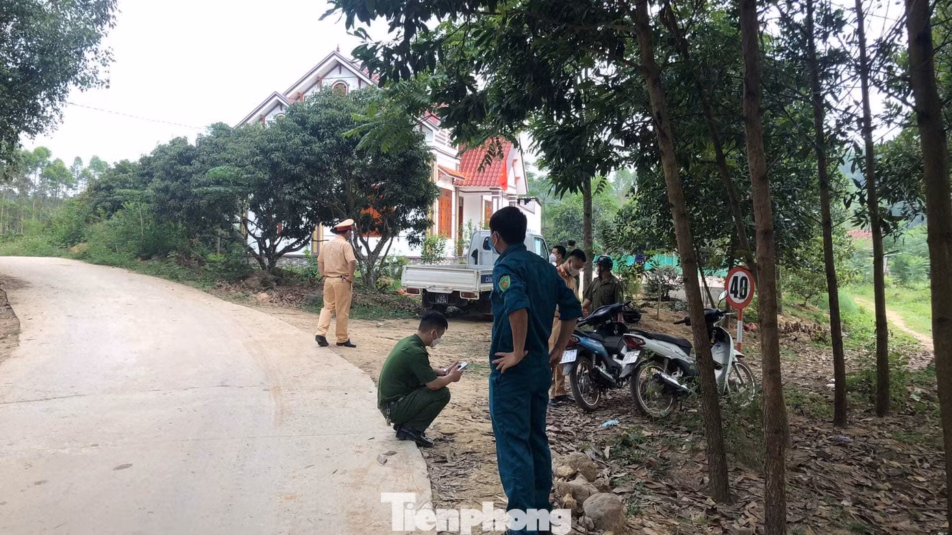 Lực lượng chức năng địa phương kiểm tra, kiểm soát chặt chẽ người và phương tiện qua lại địa bàn .Ảnh: V. Lực Lực lượng chức năng địa phương kiểm tra, kiểm soát chặt chẽ người và phương tiện qua lại địa bàn .Ảnh: V. Lực