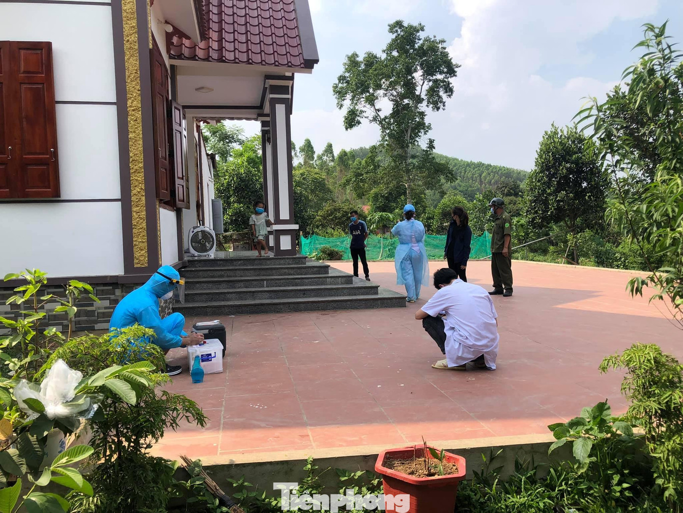 Huyện Hữu Lũng (Lạng Sơn) tiến hành khoanh vùng, dập dịch, phun tiêu độc, khử trùng .Ảnh: V. Lực