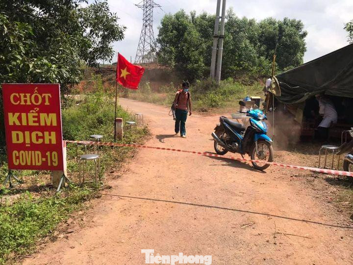 Từ khi liên tiếp xuất hiện ca bệnh trong những ngày qua, huyện Hữu Lũng thành lập các chốt kiểm dịch COVID-19 .Ảnh: V. Lực