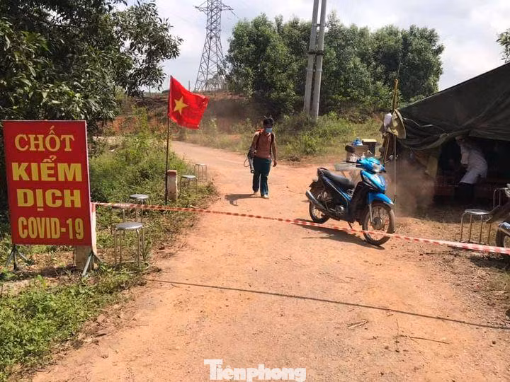 Từ khi liên tiếp xuất hiện ca bệnh trong những ngày qua, huyện Hữu Lũng thành lập các chốt kiểm dịch COVID-19 .Ảnh: V. Lực Từ khi liên tiếp xuất hiện ca bệnh trong những ngày qua, huyện Hữu Lũng thành lập các chốt kiểm dịch COVID-19 .Ảnh: V. Lực