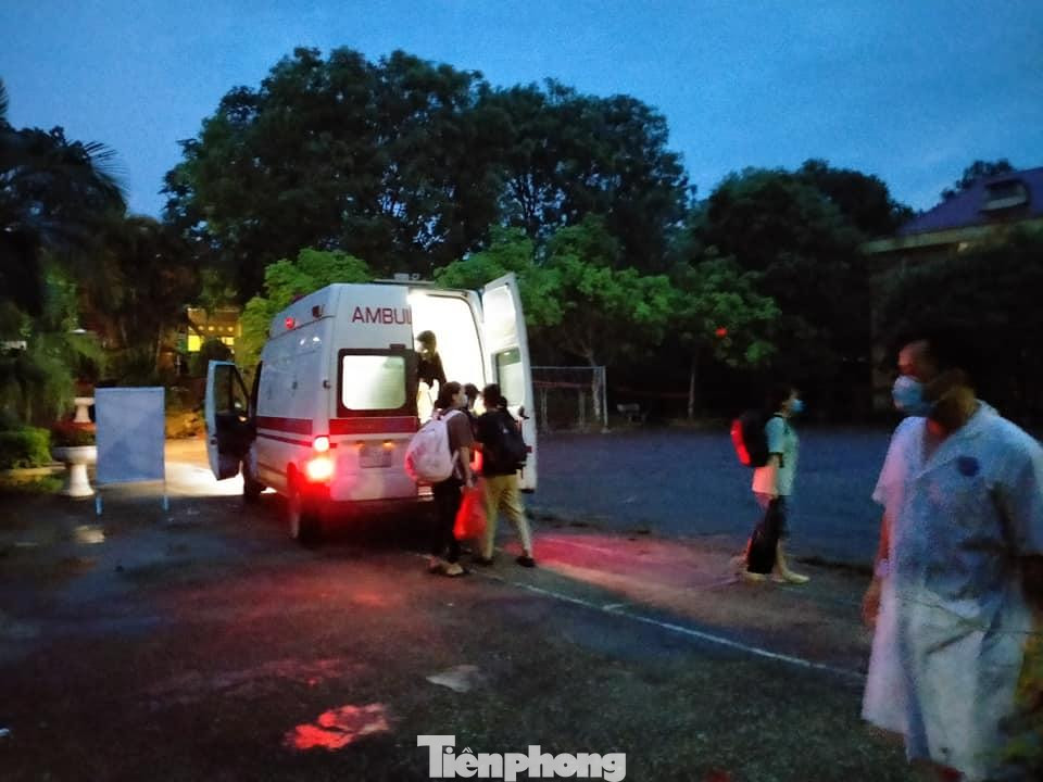 Sau khi có nữ học sinh nhiễm COVID-19, ngay trong đêm 13/5, giáo viên và học sinh Trường THPT Hữu Lũng đến địa điểm cách ly .Ảnh: Q.Toản