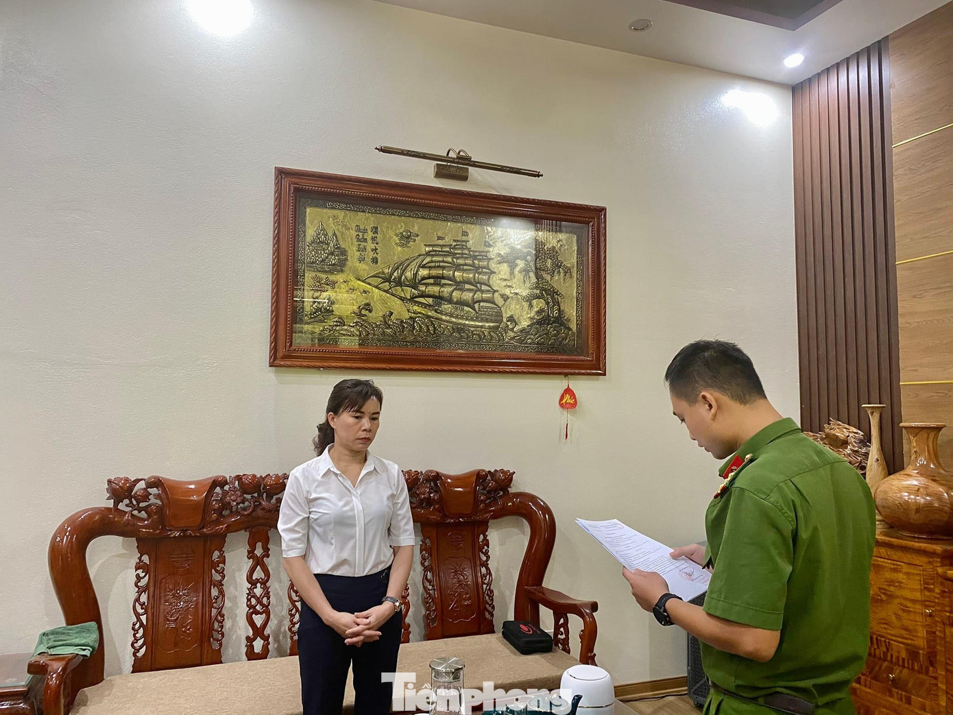 Bà Hoàng Thị Xuyến (bìa trái) nghe cơ quan điều tra đọc quyết định khởi tố vụ án, khởi tố bị can -Ảnh: TN Bà Hoàng Thị Xuyến (bìa trái) nghe cơ quan điều tra đọc quyết định khởi tố vụ án, khởi tố bị can -Ảnh: TN