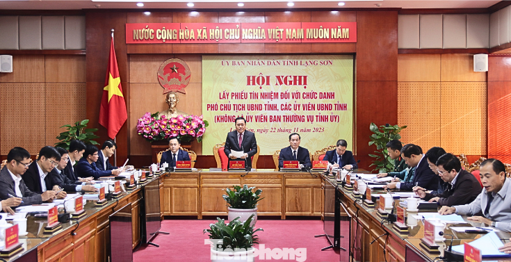 Chủ tịch UBND tỉnh Lạng Sơn Hồ Tiến Thiệu (giữa, đứng) chỉ đạo hội nghị lấy phiếu tín nhiệm.