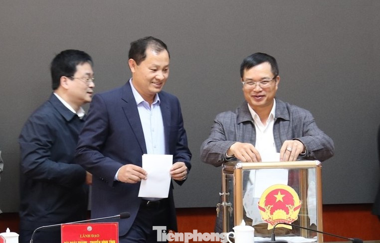 Các đại biểu bỏ phiếu tín nhiệm.