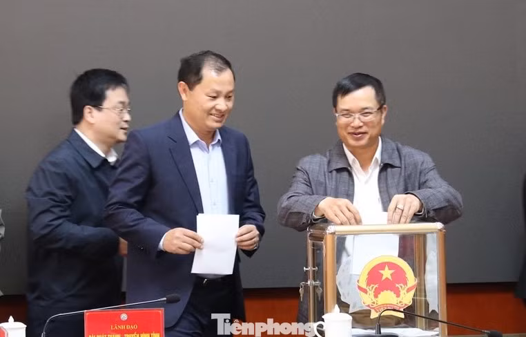 Các đại biểu bỏ phiếu tín nhiệm.