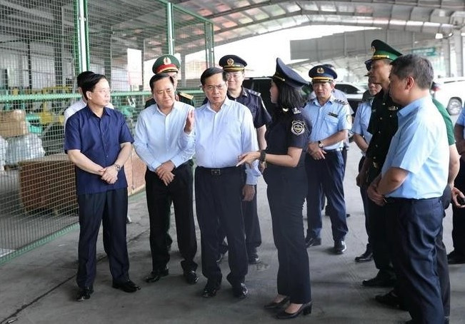 Phó Thủ tướng Bùi Thanh Sơn và đoàn công tác của chính phủ kiểm tra thực tế tại cửa khẩu quốc tế Hữu Nghị (huyện Cao Lộc, Lạng Sơn). Phó Thủ tướng Bùi Thanh Sơn và đoàn công tác của chính phủ kiểm tra thực tế tại cửa khẩu quốc tế Hữu Nghị (huyện Cao Lộc, Lạng Sơn).