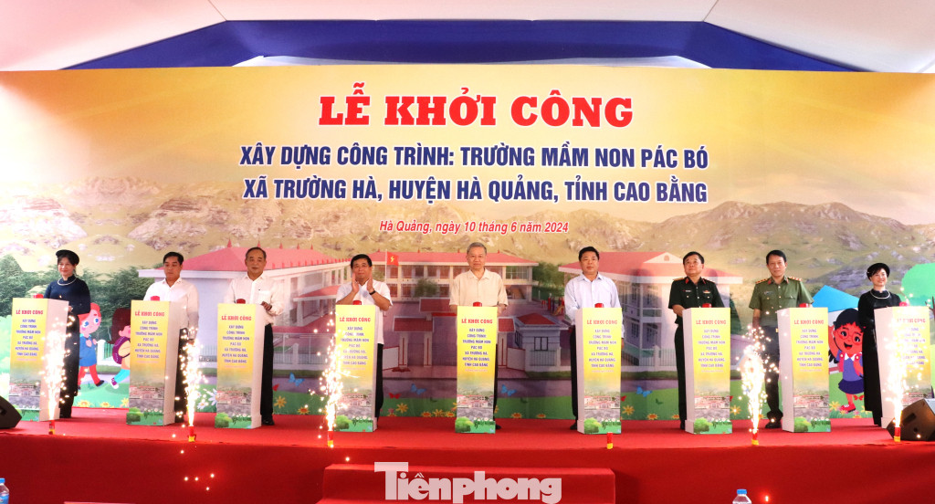 Chủ tịch nước và các đại biểu thực hiện nghi thức khởi công xây dựng trường Mầm non Pác Bó. Ảnh: CB Chủ tịch nước và các đại biểu thực hiện nghi thức khởi công xây dựng trường Mầm non Pác Bó. Ảnh: CB