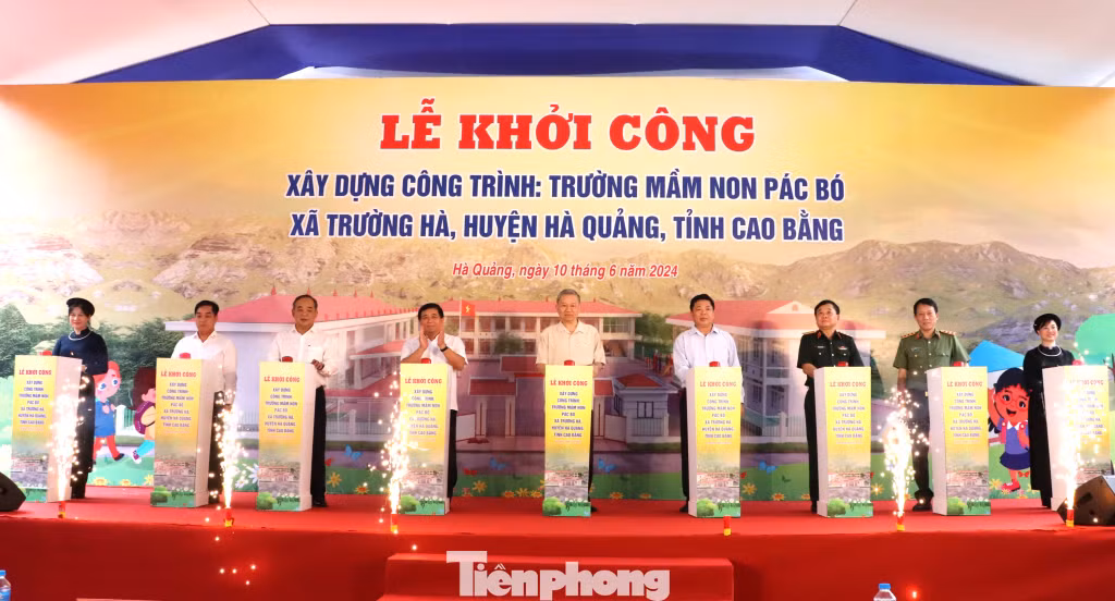 Chủ tịch nước và các đại biểu thực hiện nghi thức khởi công xây dựng trường Mầm non Pác Bó. Ảnh: CB