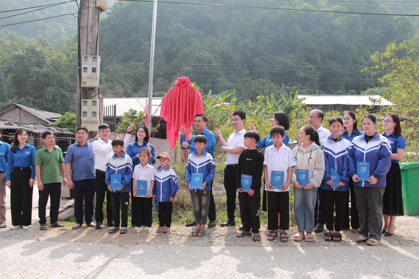Lãnh đạo Tỉnh Đoàn hai tỉnh Bắc Kạn và Thái Nguyên thực hiện nghi lễ cắt băng khánh thành "tuyến đường thắp sáng năng lượng xanh".