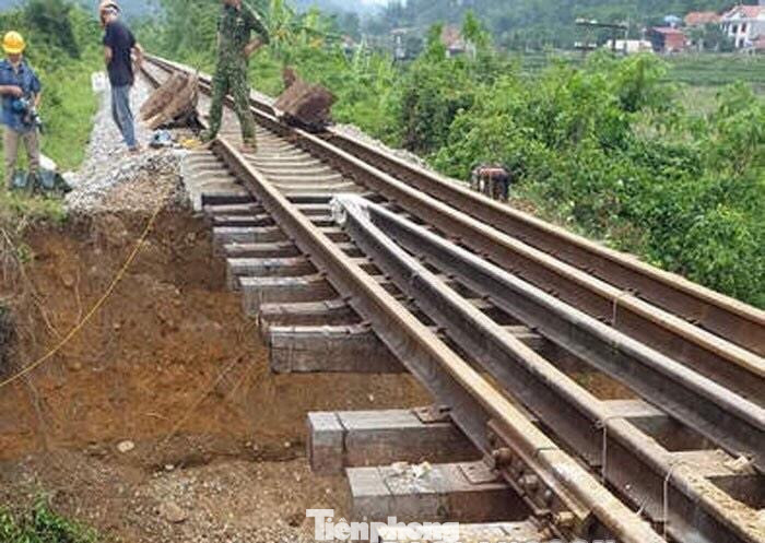 Từ 11/5 đến nay, ngành đường sắt huy động nhân lực cùng trang thiết bị để tiến hành gia cố, sửa chữa những điểm, khu vực đường sắt bị hư hỏng. Ảnh: LS