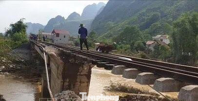 Hiện nay, trên tuyến đường sắt liên vận Hà Nội - Đồng Đăng có 9 điểm sạt lở, gây hư hỏng đường sắt. Nhiều cầu cống bị nước xói mòn rất nguy hiểm. Ảnh: QD