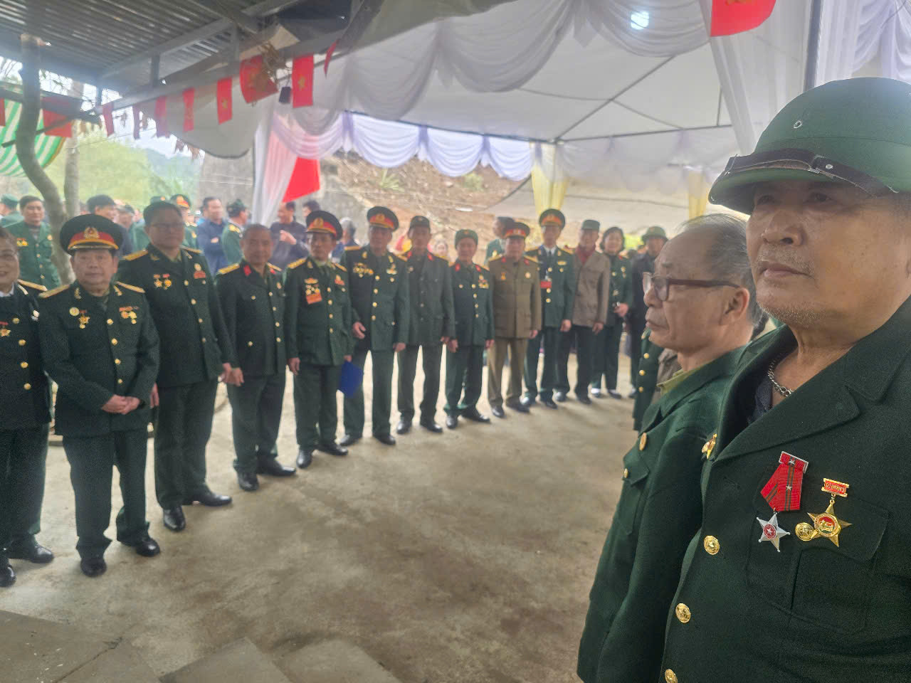 Trở lại thăm chiến trường, dâng hương tưởng nhớ đồng đội, cán bộ, chiến sỹ, nhiều cựu chiến binh chân đã chậm, mắt đã mờ nhưng ánh nhìn về đồng đội vẫn chất chứa niềm tin thương. (Ảnh: Duy Chiến)
