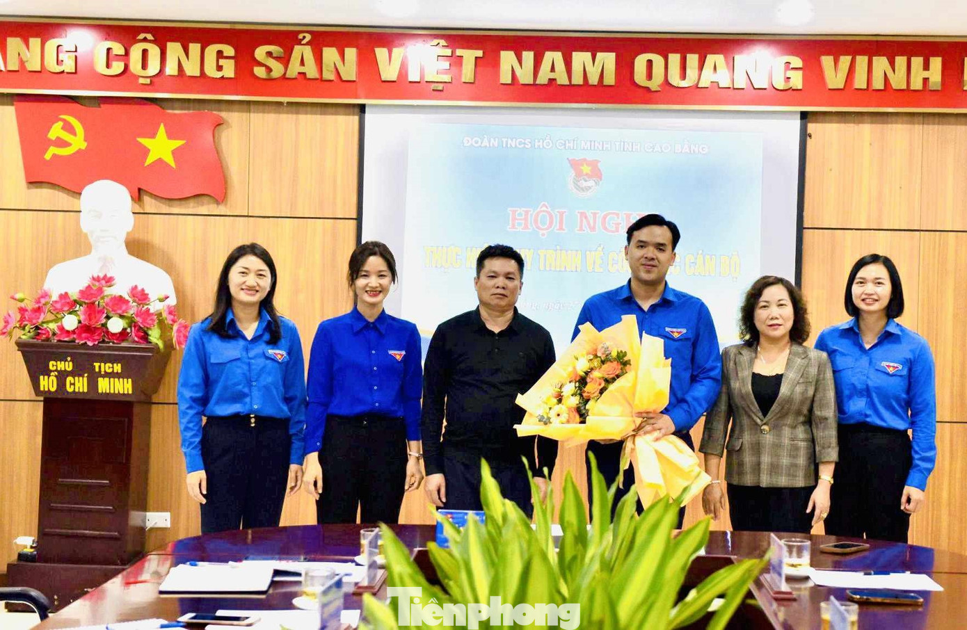 Anh Hà Ngọc Huy (giữa) nhận hoa chúc mừng của lãnh đạo các Ban Đảng tỉnh và Thường trực Tỉnh Đoàn Cao Bằng.