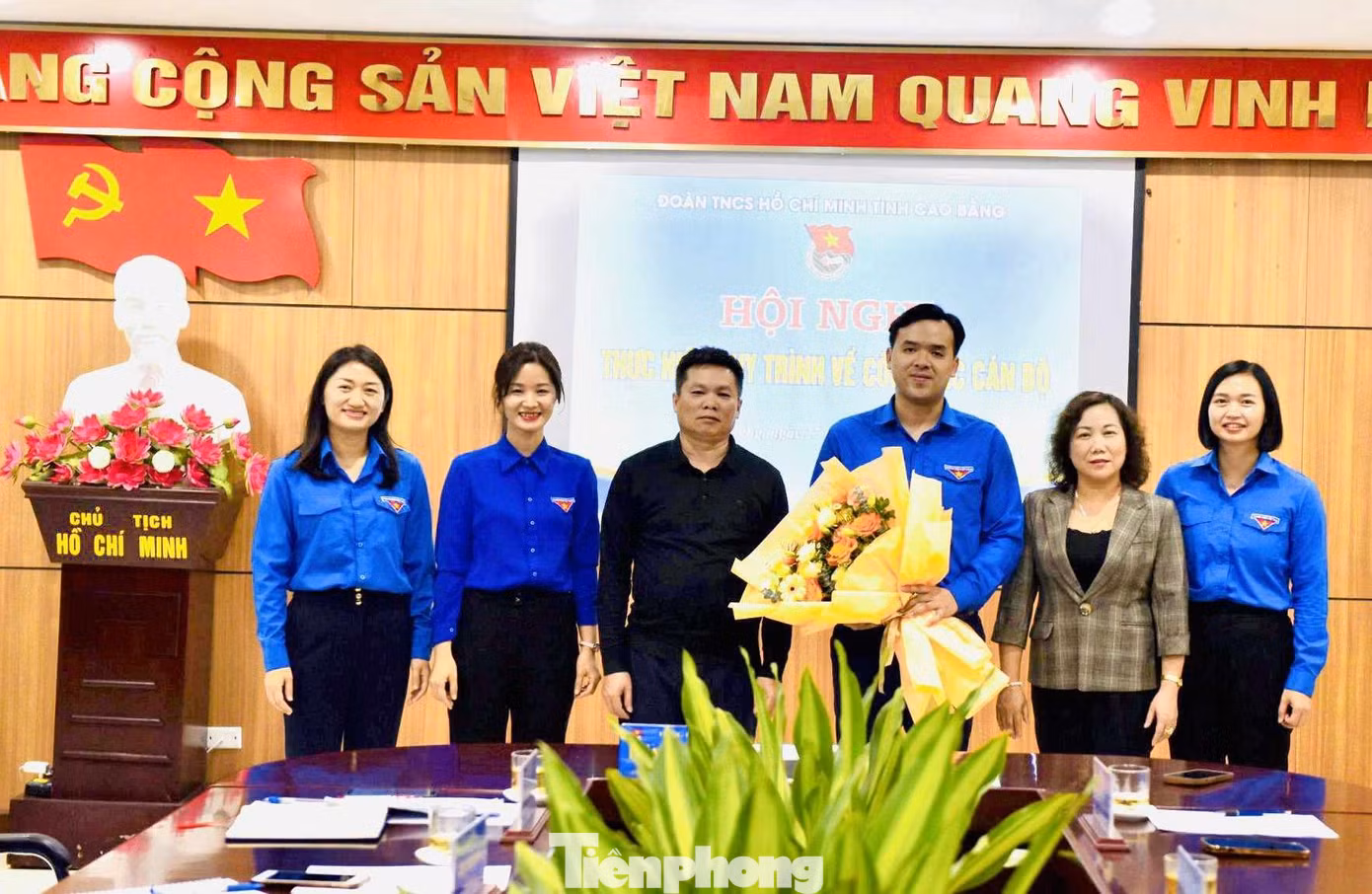 Anh Hà Ngọc Huy (giữa) nhận hoa chúc mừng của lãnh đạo các Ban Đảng tỉnh và Thường trực Tỉnh Đoàn Cao Bằng. Anh Hà Ngọc Huy (giữa) nhận hoa chúc mừng của lãnh đạo các Ban Đảng tỉnh và Thường trực Tỉnh Đoàn Cao Bằng.