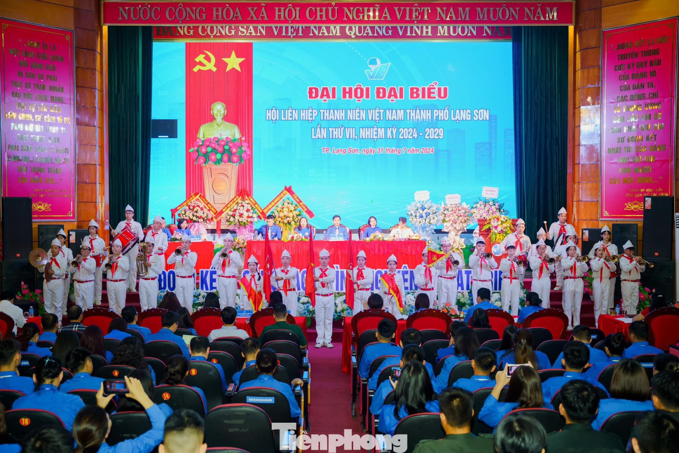 Thiếu niên thành phố Lạng Sơn chúc mừng Đại hội Hội LHTN Việt Nam thành phố Lạng Sơn.