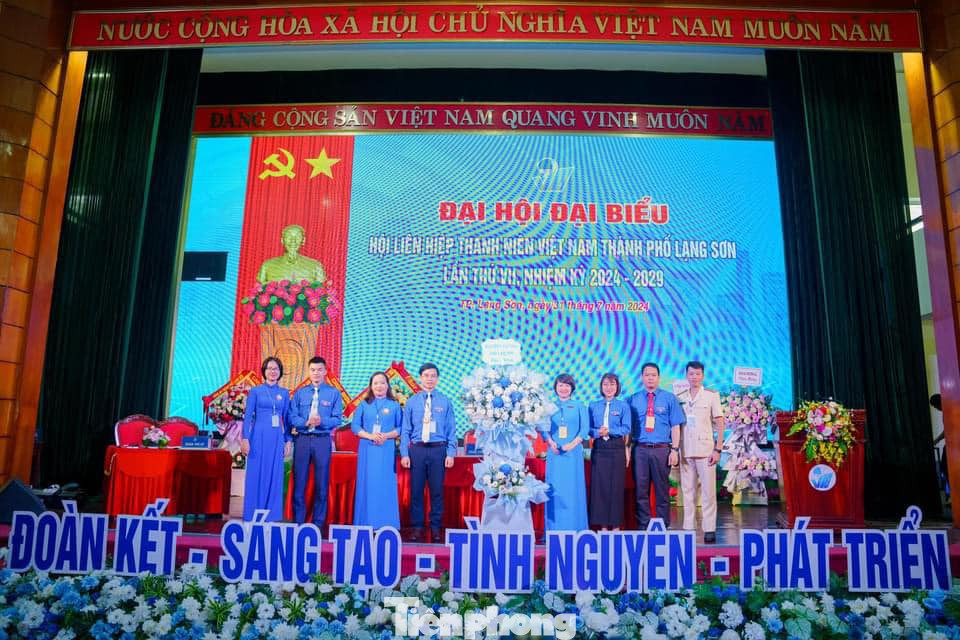 Tỉnh Đoàn- Hội LHTN Việt Nam tỉnh Lạng Sơn chúc mừng Đại hội đại biểu Hội LHTN Việt Nam thành phố Lạng Sơn. Ảnh: Duy Chiến