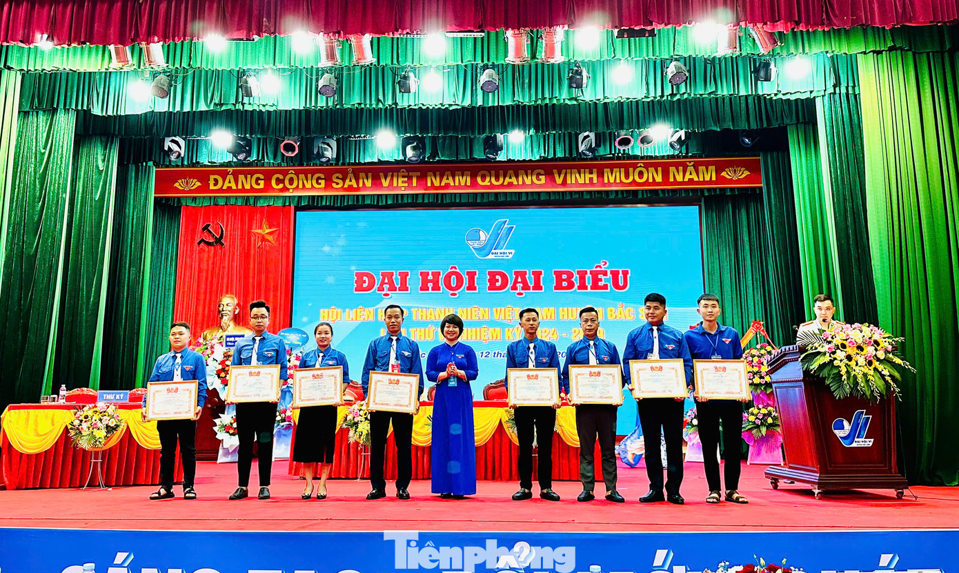 Nhiều thủ lĩnh thanh niên thành phố Lạng Sơn được tôn vinh, khen thưởng. Ảnh: Duy Chiến