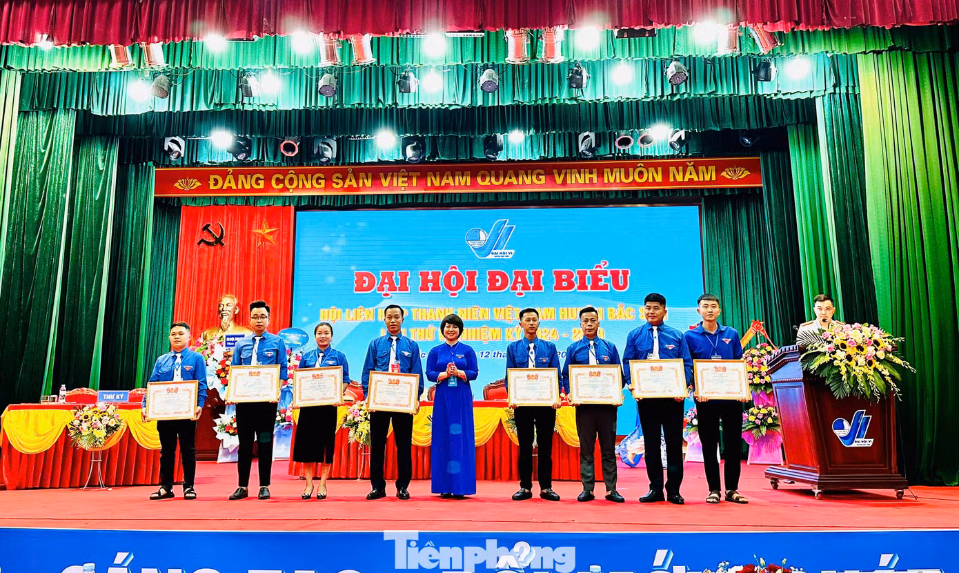 Nhiều thủ lĩnh thanh niên thành phố Lạng Sơn được tôn vinh, khen thưởng. Ảnh: Duy Chiến