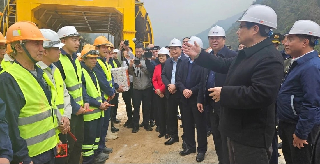 Thủ tướng Phạm Minh Chính thăm hỏi, động viên cán bộ, công nhân tại công trường. (Ảnh: V.K) Thủ tướng Phạm Minh Chính thăm hỏi, động viên cán bộ, công nhân tại công trường. (Ảnh: V.K)