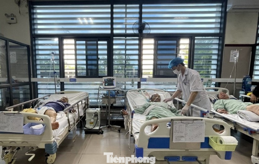 Các ý bác sỹ Bệnh viện đa khoa Lạng Sơn đang điều trị cho 2 người đàn ông ngộ độc rượu.