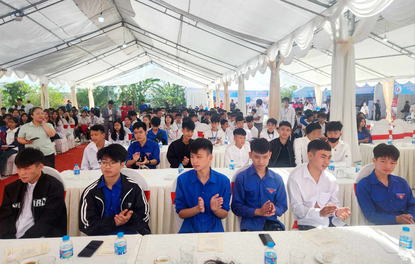 Các học sinh, sinh viên hào hứng nghe tư vấn, giới thiệu việc làm.