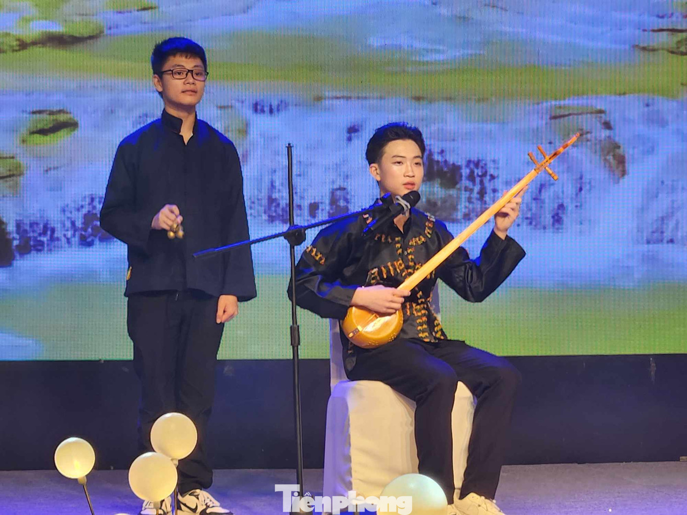 Hát Then, đàn Tính được các bạn Trường THPT Nội trú tỉnh tự tin trình bày. Ảnh: Duy Chiến Hát Then, đàn Tính được các bạn Trường THPT Nội trú tỉnh tự tin trình bày. Ảnh: Duy Chiến
