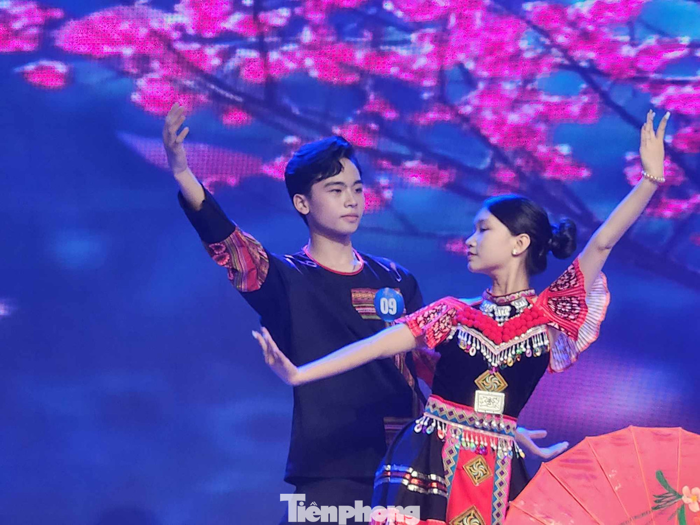 Múa mùa xuân trẩy hội của người Mông trên rẻo cao. Ảnh: Duy Chiến Múa mùa xuân trẩy hội của người Mông trên rẻo cao. Ảnh: Duy Chiến