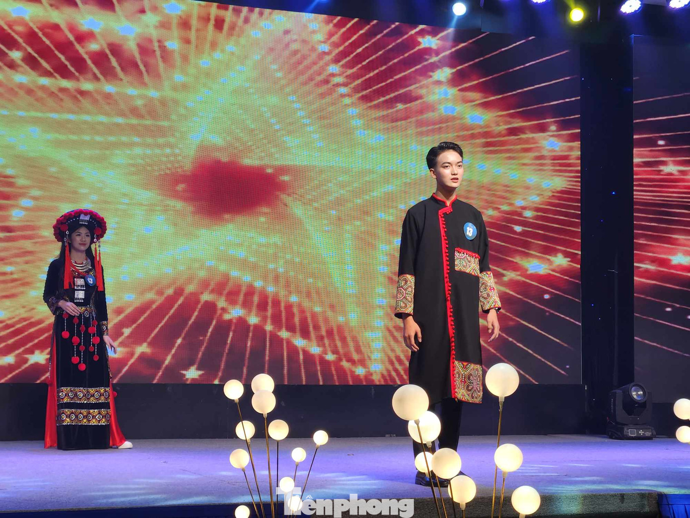 Các em tự tin với trình diễn trang phục dân tộc xứ Lạng. Ảnh: Duy Chiến Các em tự tin với trình diễn trang phục dân tộc xứ Lạng. Ảnh: Duy Chiến